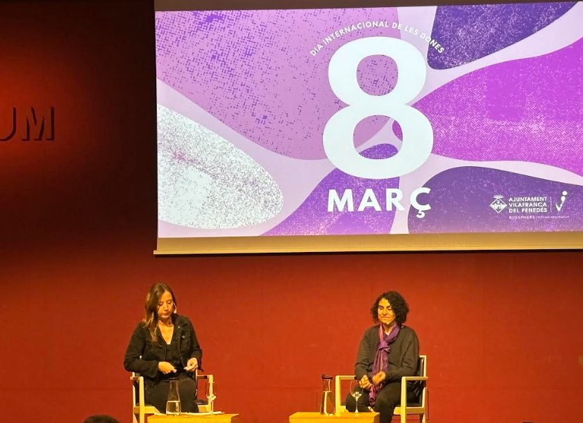 La periodista penedesenca Txell Freixas i l'activista Nàdia Ghulam mostren a Vilafranca una altra realitat del 8M. Noèlia Bayón