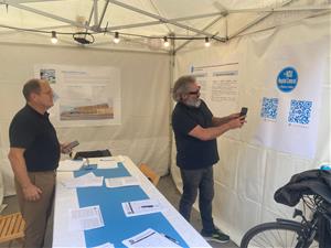 La Plataforma pel nou hospital comarcal recull més de 3.300 signatures durant la Fira de Novembre. EIX