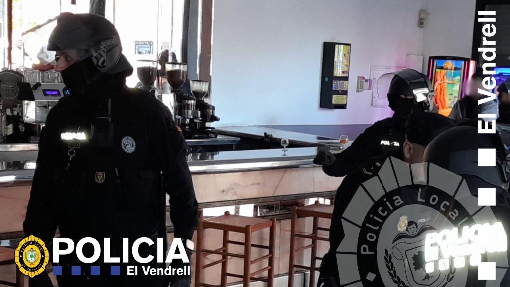 La policia deté dues persones en un dispositiu a un bar del Vendrell. Policia local del Vendrel