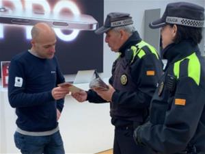 La Policia Local de Vilanova i la Geltrú estrena una nova oficina mòbil ubicada a la rambla Principal. Ajuntament de Vilanova