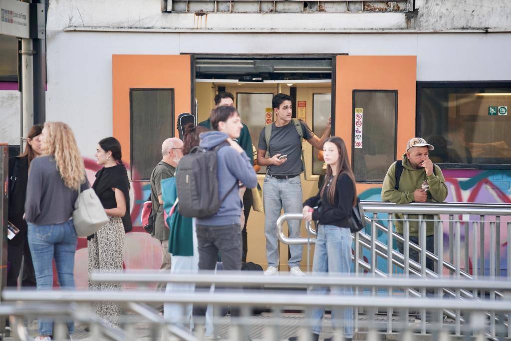 La represa del servei entre Sant Vicenç de Calders i Vilafranca de l'R4 comença amb demores d'entre 20 i 30 minuts  . ACN
