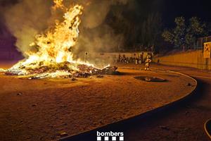 La revetlla a Catalunya deixa 55 detinguts, un ofegat a Sitges, dos morts a Girona i un a Barcelona. Bombers