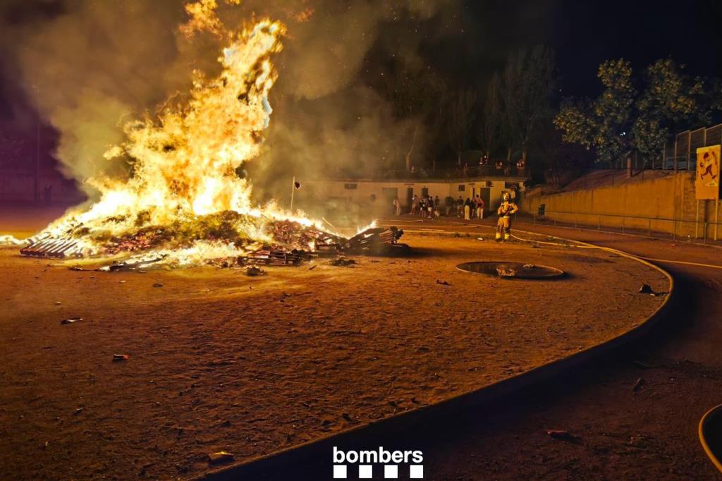 La revetlla a Catalunya deixa 55 detinguts, un ofegat a Sitges, dos morts a Girona i un a Barcelona. Bombers