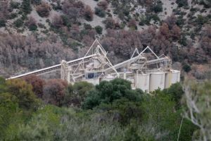 La sequera i els episodis d’anticicló revifen les queixes per la pols de les pedreres de Garraf