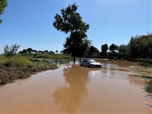 La tempesta deixa petites inundacions a Sitges i diversos cotxes arrossegats per la riera de Ribes