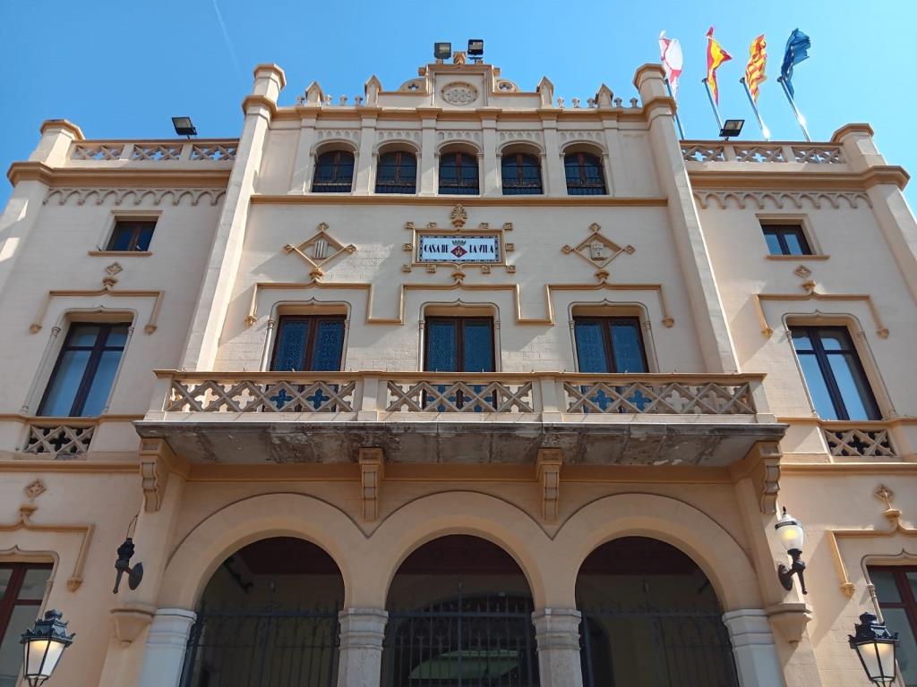 L'Ajuntament de Sitges aixeca acta a una comunitat de veïns per omplir la seva piscina . Ajuntament de Sitges