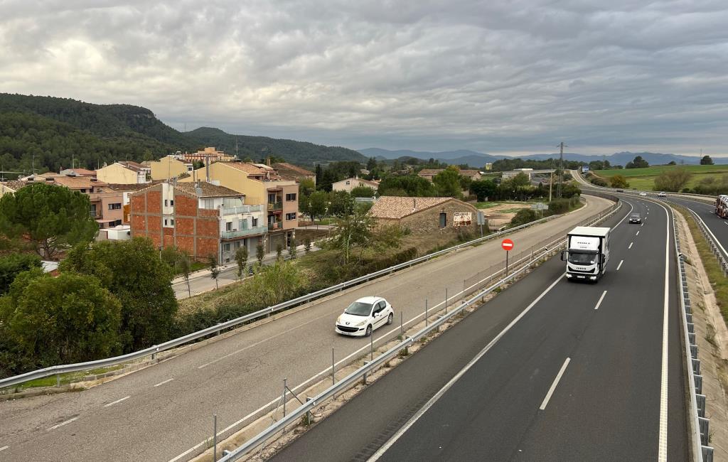 L'autovia A-2 al costat del municipi de Castellolí . ACN
