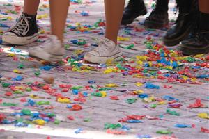 Les Comparses de Vilanova tornen a omplir la plaça de la Vila de caramels i color en una edició amb control d'aforament