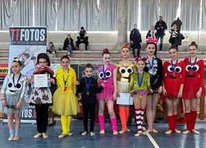 Les gimnastes del Gimnàstic Ballerina Vilanova i la Geltrú . Eix