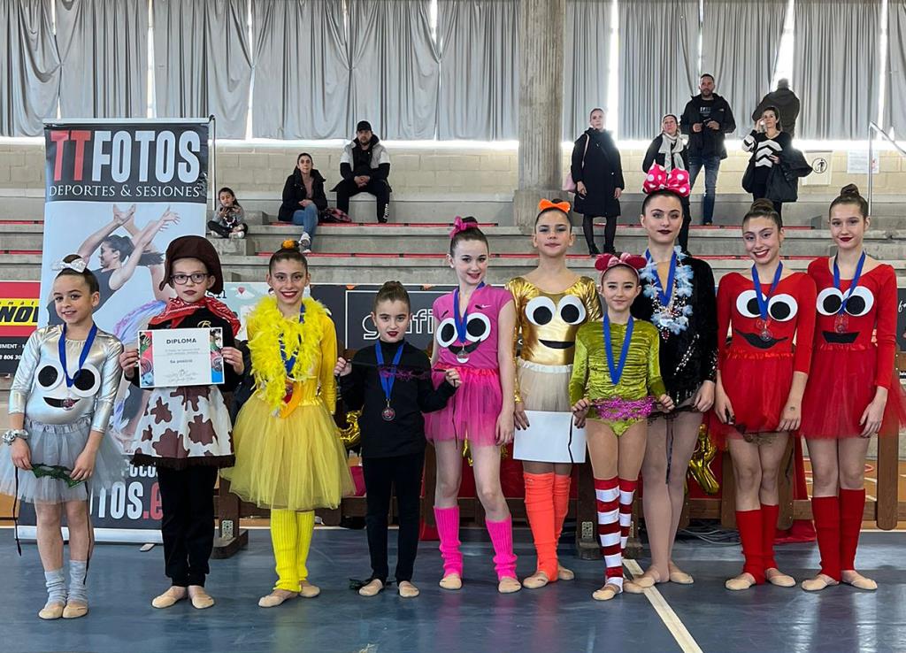 Les gimnastes del Gimnàstic Ballerina Vilanova i la Geltrú . Eix