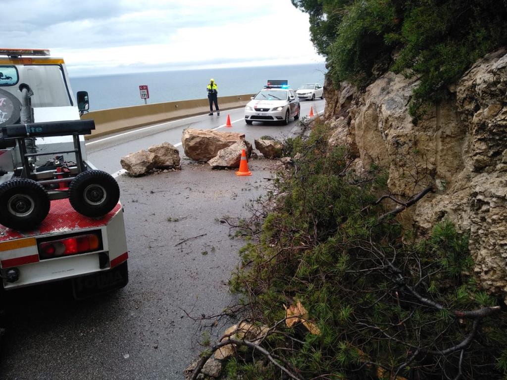 Les obres de protecció dels talussos de les Costes del Garraf s’allargaran fins la tardor. Ajuntament de Sitges