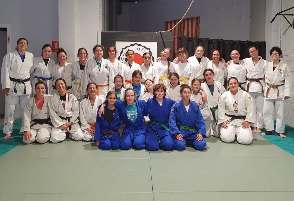 Les participants a l'entrenament Interclubs de Judo Femení. Eix