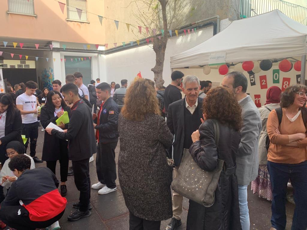 L'escola Les Tereses de Vilanova reuneix més de 350 alumnes en el primer Meeting Point d'empreses simulades. EIX