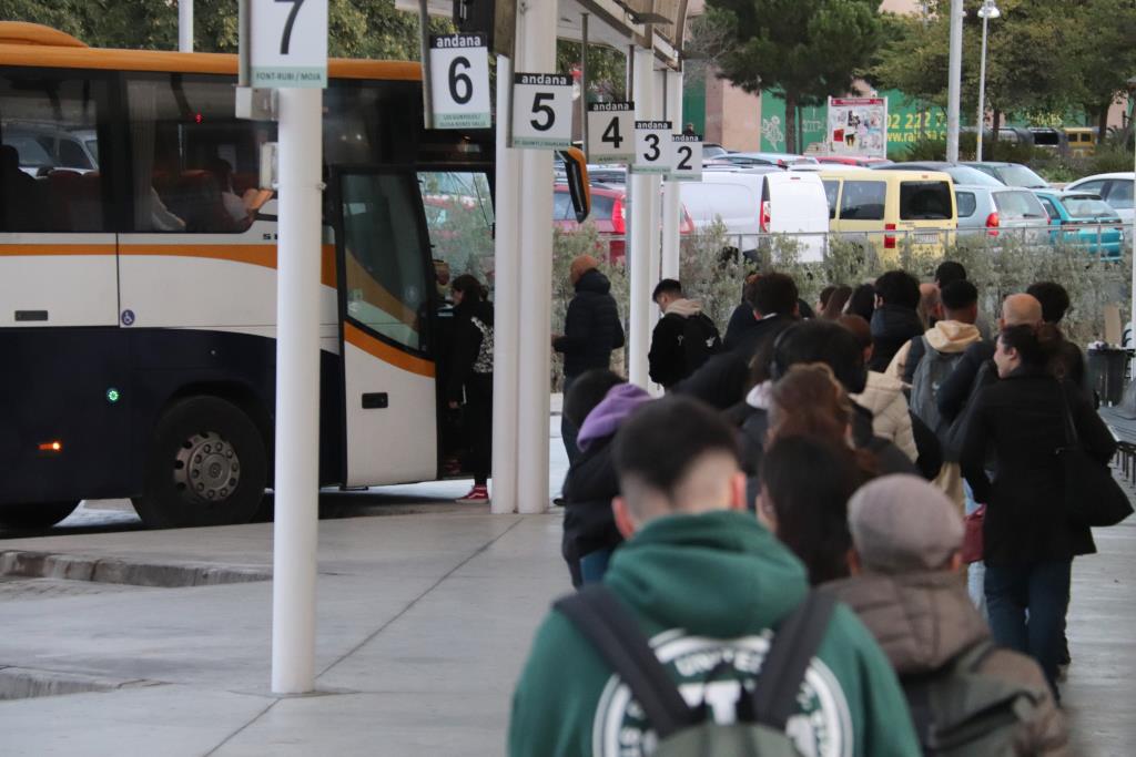 L'estació d'autobusos de Vilafranca desbordada per la demanda d’usuaris de la xarxa de bus. ACN