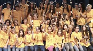 Més de cent flautistes de bec es reuneixen a Vilanova i la Geltrú . EIX