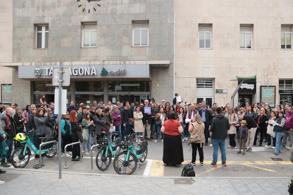 Més d'un centenar d'usuaris de tren de mitjana distància es concentren a Tarragona per reclamar un servei 