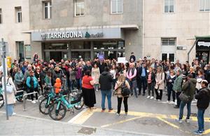 Més d'un centenar d'usuaris de tren de mitjana distància es concentren a Tarragona per reclamar un servei 