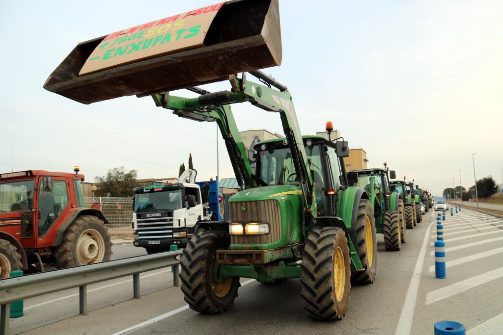 Milers de pagesos tallen carreteres arreu del país contra la burocràcia i els alts costos. ACN