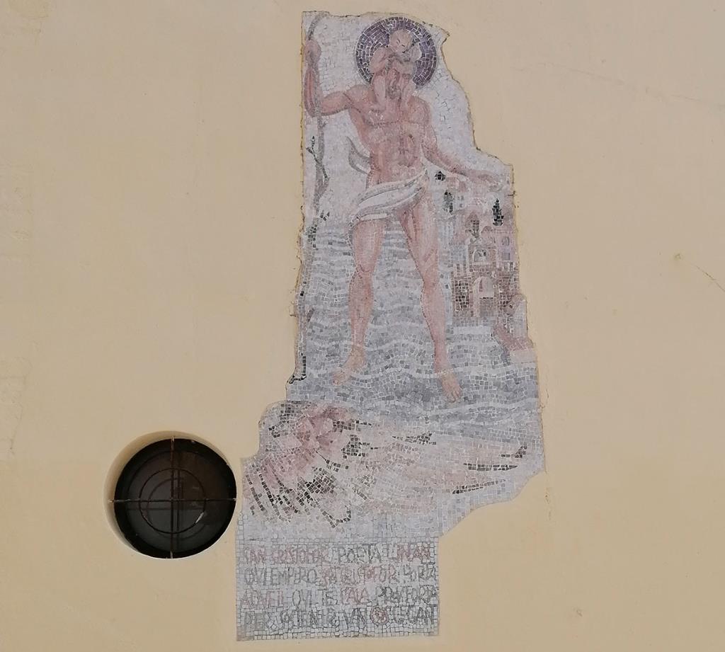 Mosaic a la façana de l'ermita de Sant Cristòfol i el m. Pere Marsé Ferrer