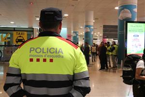 Mossos d'Esquadra a la zona d'arribades de l'aeroport del Prat . ACN / Gemma Sánchez