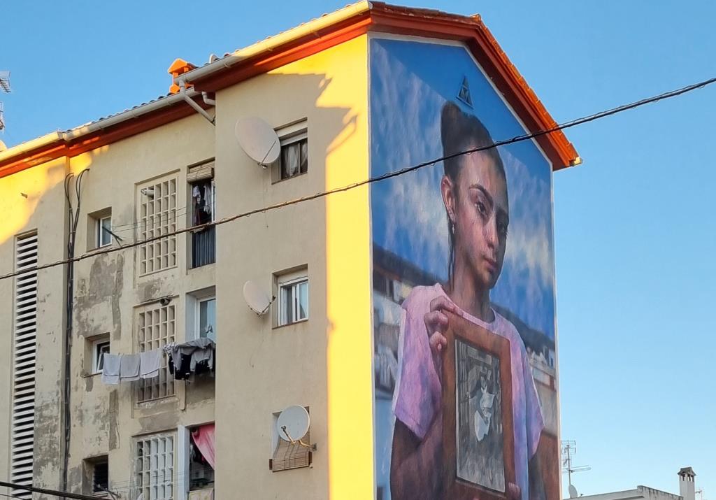 Mural artístic de l'artista Slim Safont al barri de Sant Joan. Josep Maria Ràfols