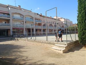 Nens jugant a futbol. Eix