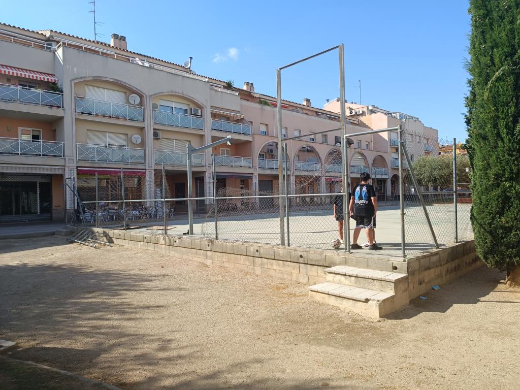 Nens jugant a futbol. Eix