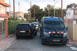 Operació policial al carrer Mònaco de Sant Pere de Ribes. ACN/ Gemma Sánchez