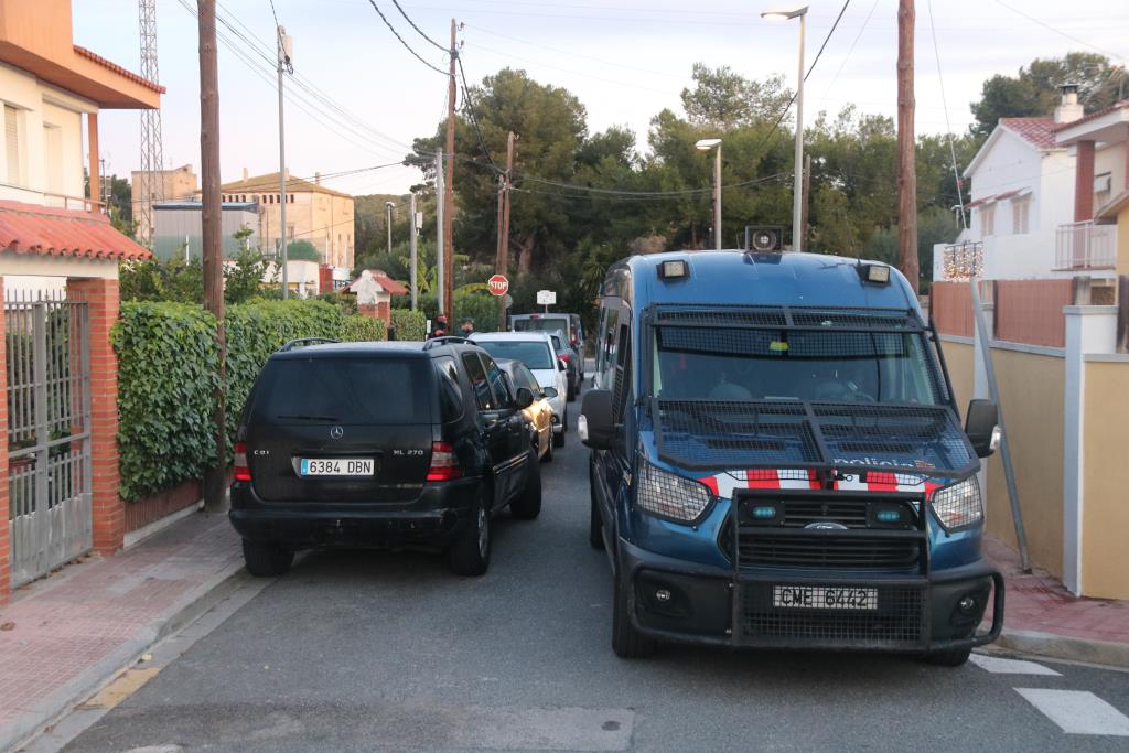 Operació policial al carrer Mònaco de Sant Pere de Ribes. ACN/ Gemma Sánchez