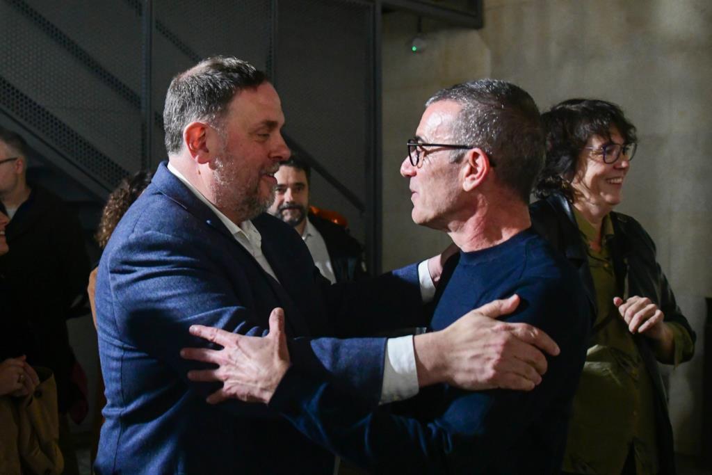 Oriol Junqueras i Xavier Godàs, se saluden després de conèixer els resultats de la primera votació. ACN