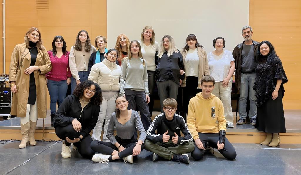 Participants a la xerrada amb motiu del Dia Internacional del Càncer Infantil a Calafell. Eix