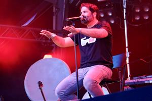 Pau Debon, cantant d'Antònia Font, en una actuació a Sabadell. ACN