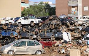 Piles de cotxes a l'entrada d'Alfafar (València) . ACN / Bernat Vilaró