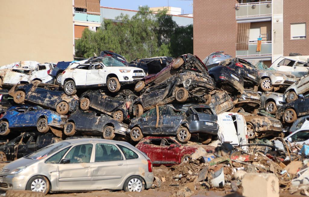 Piles de cotxes a l'entrada d'Alfafar (València) . ACN / Bernat Vilaró