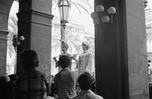 Plantada de gegants a la plaça de la Vila, durant la Festa Major de 1976 . Francesc Casas i Vidal