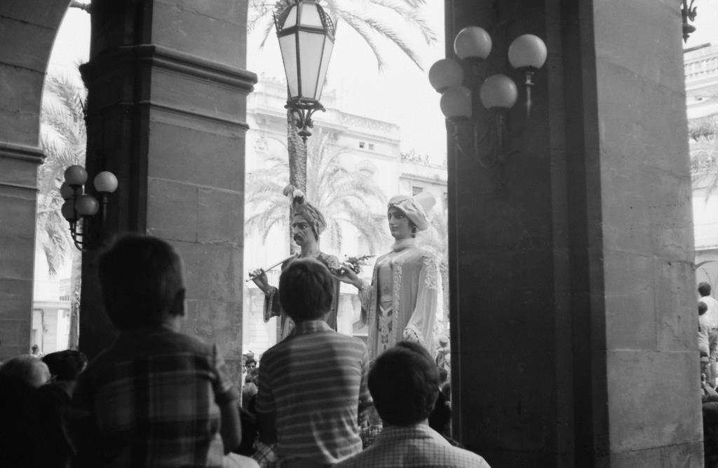 Plantada de gegants a la plaça de la Vila, durant la Festa Major de 1976 . Francesc Casas i Vidal