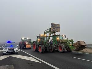 Primers talls a les carreteres catalanes per les protestes dels agricultors contra la burocràcia i els alts costos. ACN