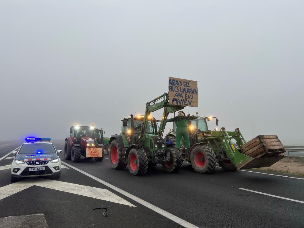 Primers talls a les carreteres catalanes per les protestes dels agricultors contra la burocràcia i els alts costos. ACN