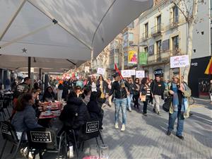Prop de 500 persones es manifesten a Vilanova i la Geltrú contra el tancament de Venca