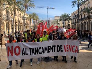 Prop de 500 persones es manifesten a Vilanova i la Geltrú contra el tancament de Venca