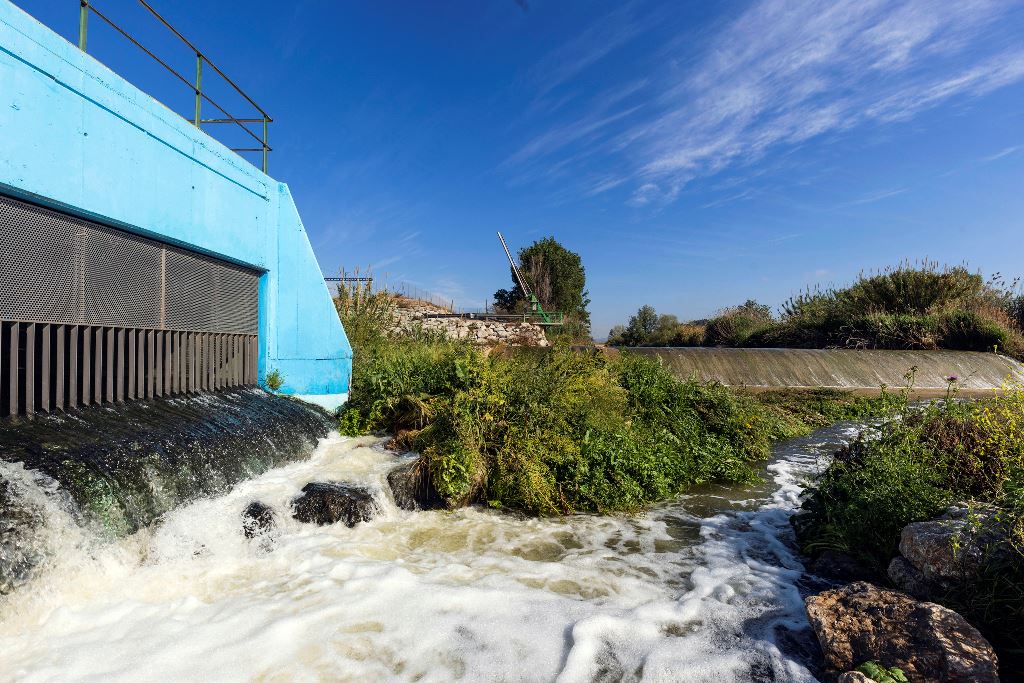 Punt a Molins de Rei on l'aigua regenerada s'afegeix al cabal del riu Llobregat. Agbar