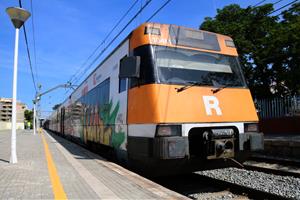 Renfe oferirà 400 trajectes diaris en autobús aquest estiu per garantir la mobilitat de viatgers de l'R4 i l'R8. ACN