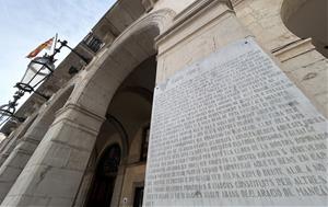 Reproducció de la Carta Pobla a la façana de l'Ajuntament de Vilanova. Eix