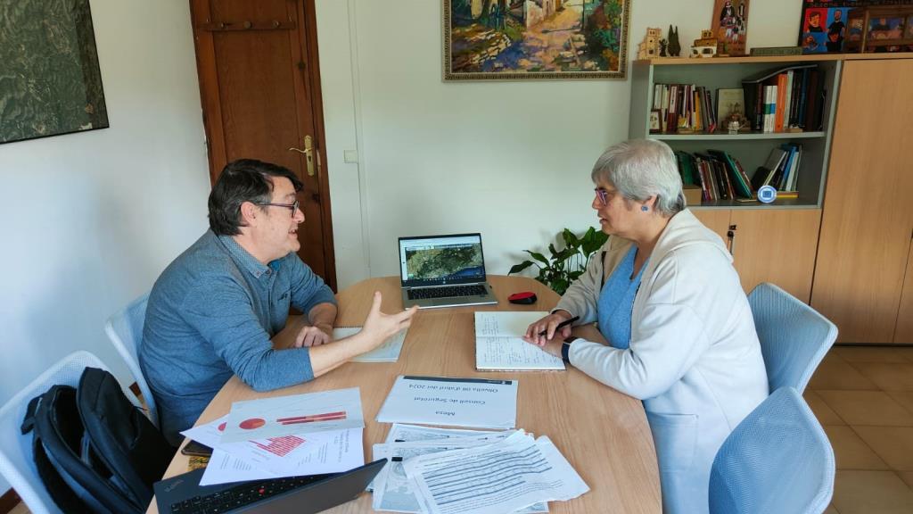 Reunió entre l'alcaldessa d'Olivella i el director d'Interior al Penedès per abordar seguretat i prevenció d'incendis. Ajuntament d'Olivella