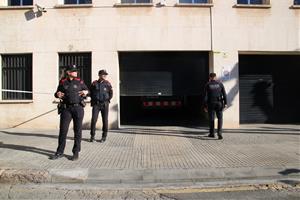 Agents dels Mossos d'Esquadra custodiant l'entrada de la furgoneta que ha traslladat a Rosa Peral 