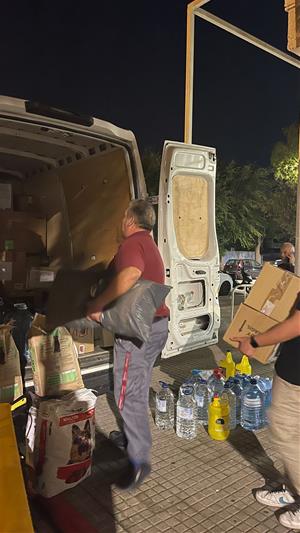 Sant Pere de Ribes envia 5 furgonetes carregades de material i productes a Picanya