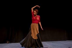 Silvia Cuesta dansa a l’escenari del CAV 