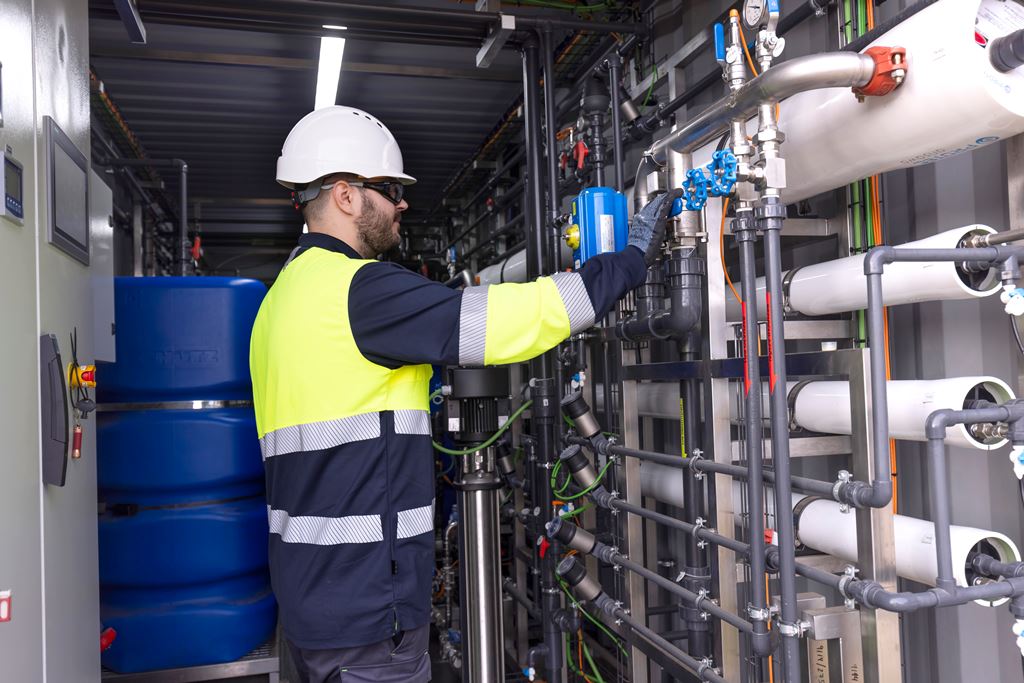 Tècnic treballant a la Plataforma Experimental de Reutilització d'Aigua a la depuradora de Mataró