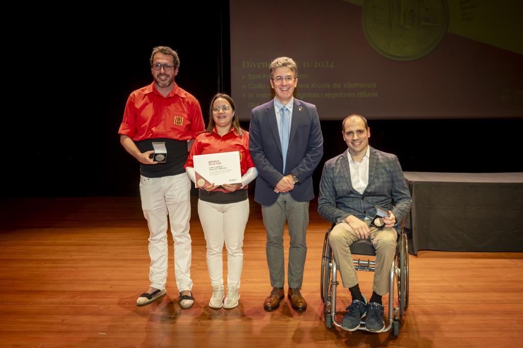 Toni Ponce i Xicots de Vilafranca reben la Medalla de la Vila i es fa un homenatge pòstum als regidors i regidores difunts. Ajuntament de Vilafranca