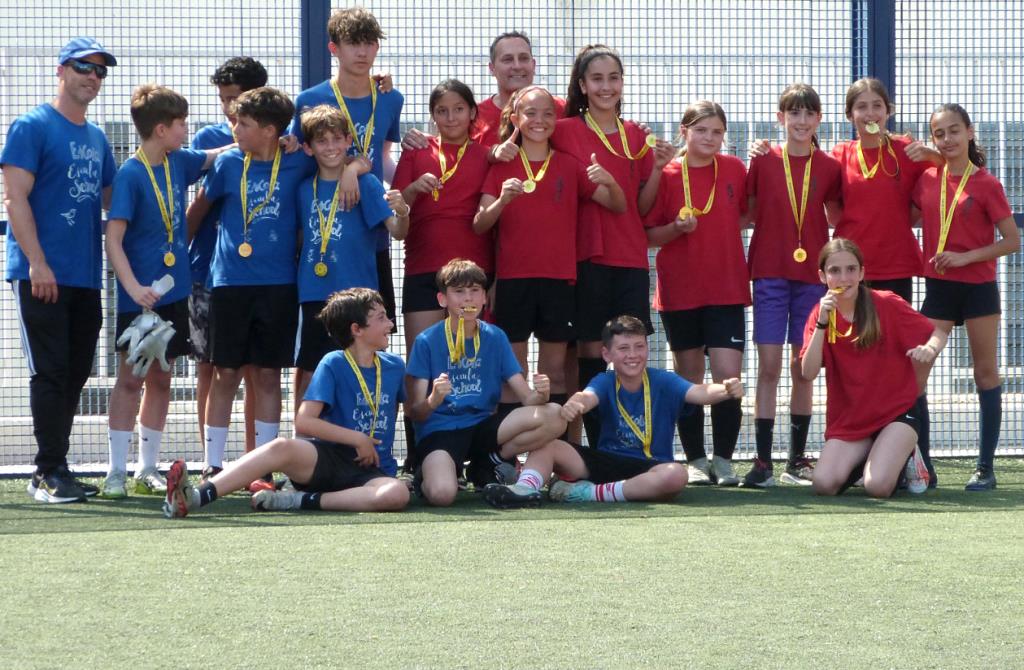 Torneig de futbol escolar Cruyff Courts campions 6vs6. Eix